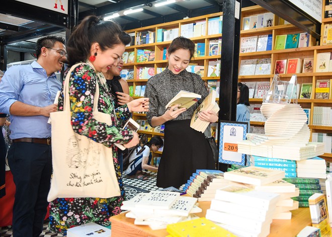 Дорога весенних номеров газет 2016: место встречи жителей города Хошимин